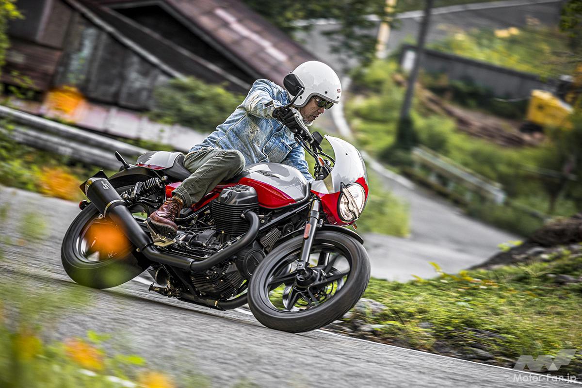 The engine seems to say, “Ride at a leisurely pace.” The Moto Guzzi V7 Stone Corsa is a bike that’s fun to