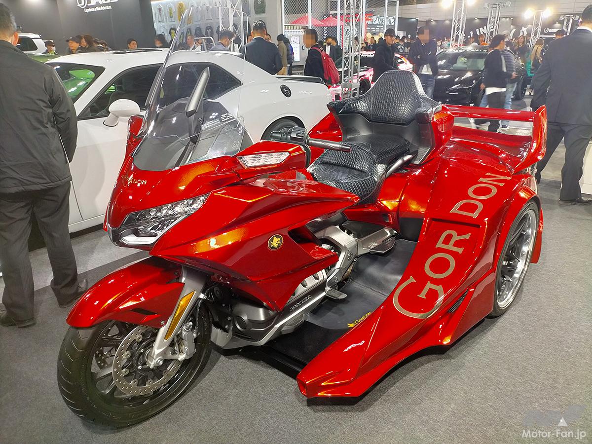 A beautiful silhouette reminiscent of a sports car! The ultra-luxurious Honda Gold Wing GL1800 trike can be driven with a sta