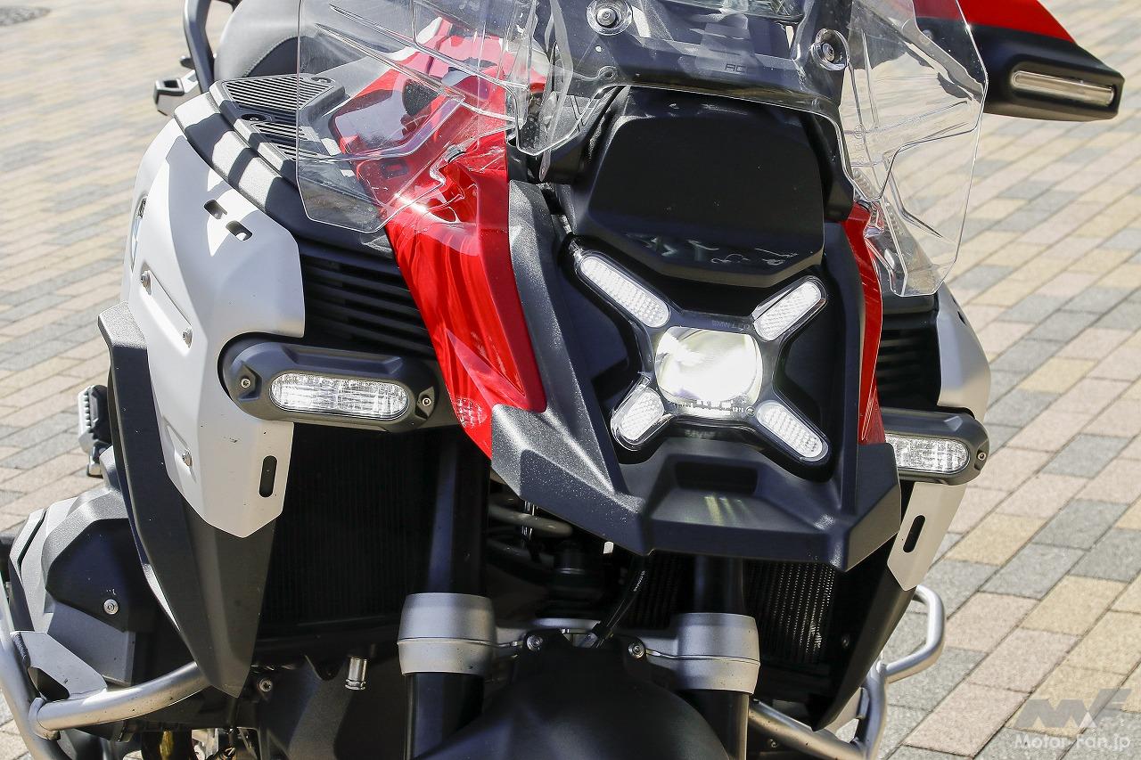 BMW’s flagship tourer, the R1300GS Adventure, requires no clutch operation. Advanced electronic control ensures comfort