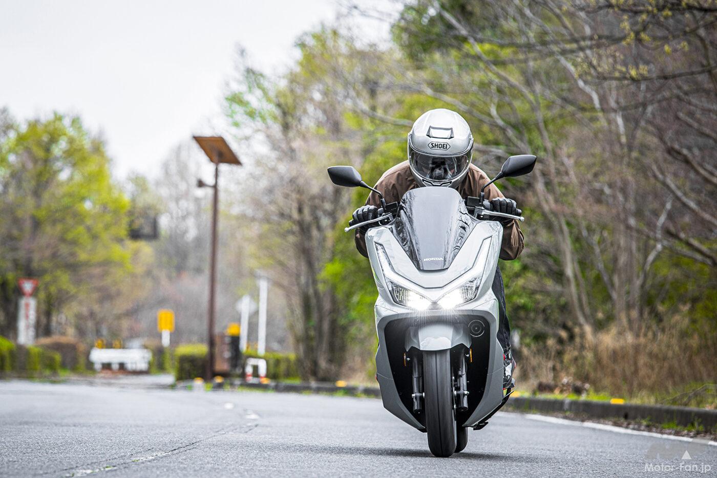 Riding the 2025 Honda PCX160 and 125, I once again realized the difference between the big brother and the little brother