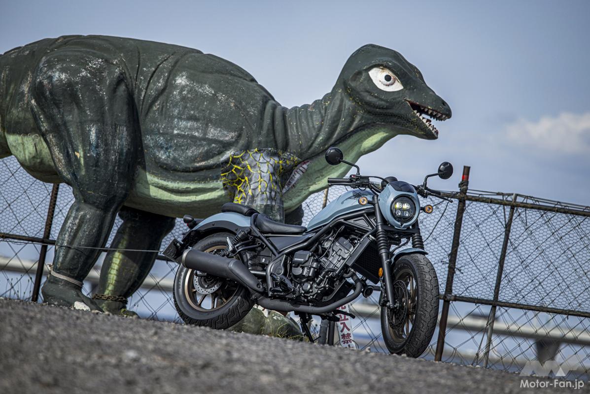 This Rebel does not require clutch operation. I was very impressed with the smooth gear changes. | Honda Rebel 250 E-Clutch T