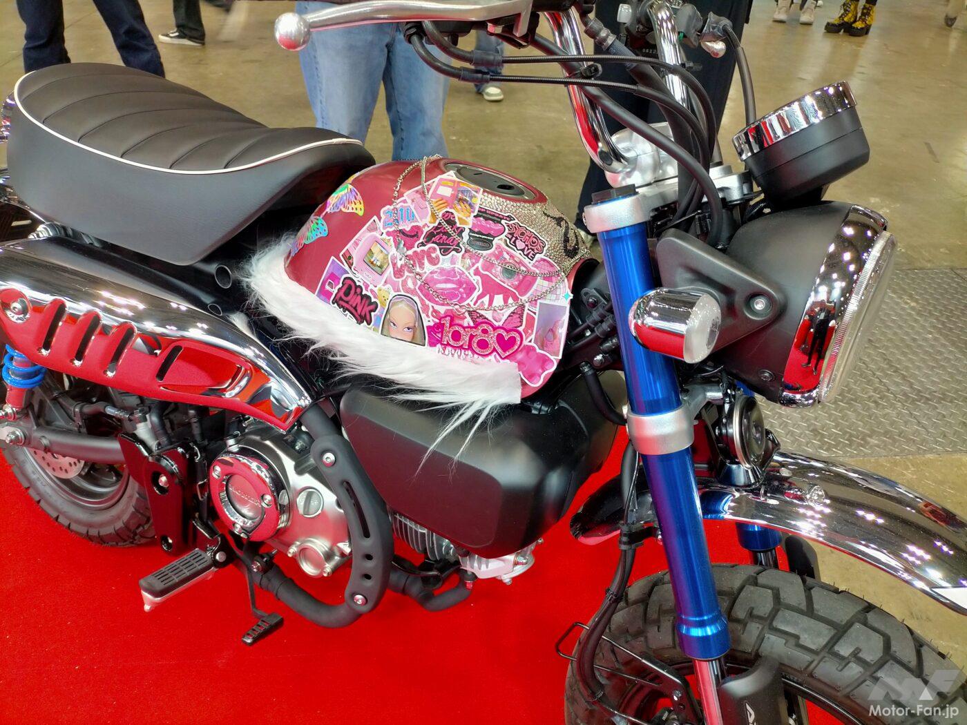 18-year-old girls create their own unique and funny Monkey 125 gas tank cover! Also featuring painted versions [Tokyo Motorcy