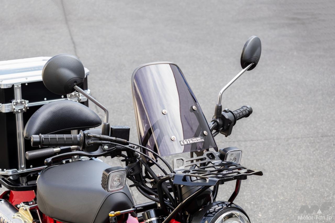 A screen with the same shape as the Suzuki GSX1100S Katana is attached to the CT125 Hunter Cub.
