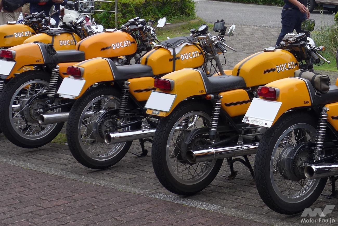 I went to the Italian Classic Motorcycle Meeting, where a row of rare single-cylinder Ducatis were lined up.