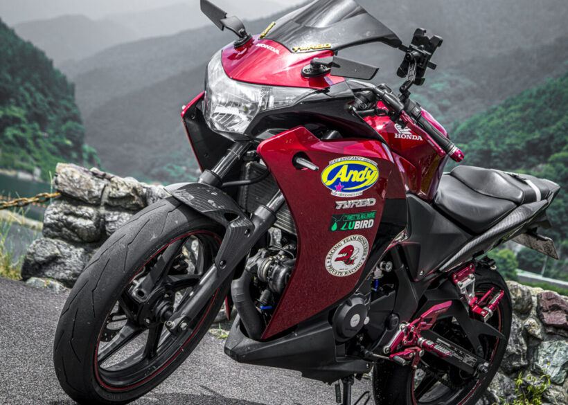 This 250cc single-cylinder engine explodes with turbo power at high rpm 　, giving it a two-stroke feel. This supercharged b