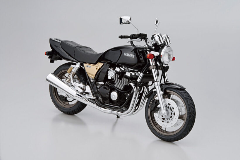 Aoshima releases a 1/12 scale plastic model of the Japanese naked Yamaha XJR400 (early 1993 model)