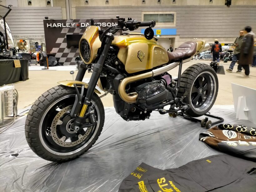 Gold and maroon BMW R12 nineT custom inspired by vintage Porsche 911